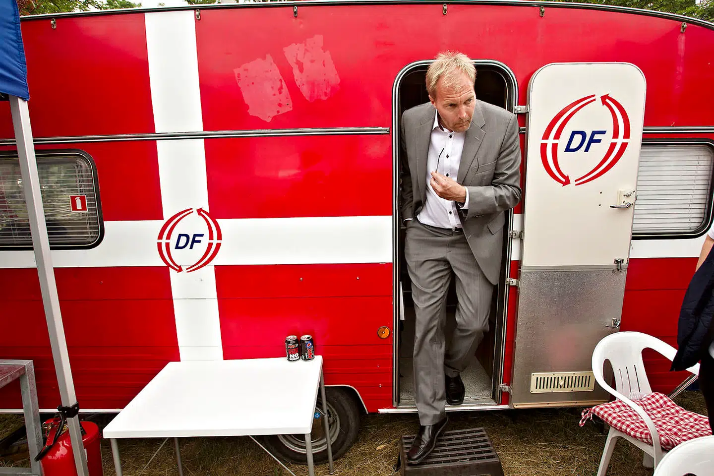 Dannebrog er det ældste nationalflag i verden, som stadig er i brug, men nogen har ment, at den nationalt orienterede del af højrefløjen havde tager ejerskab over flaget. På billedet ses Peter Skaarup (DF) under folkemødet i 2012.