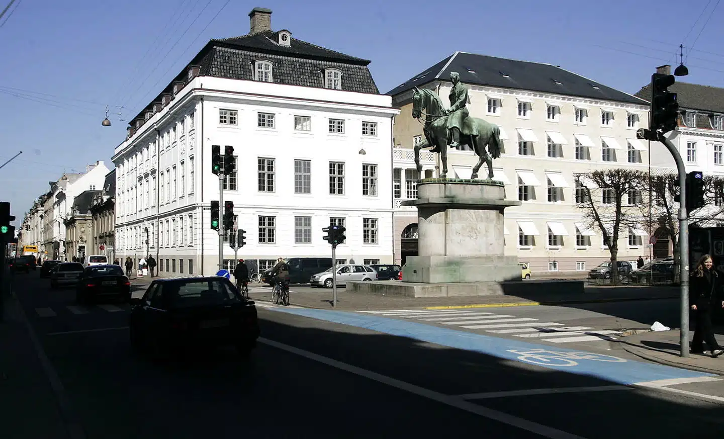 »Der står en rytterstatue af »Christian Eks« henne på Sankt Annæ Plads«, vil unge sikkert sige til hinanden om nogle år. Vi må kræve, at robotterne i vores apparater lærer at tale dansk.