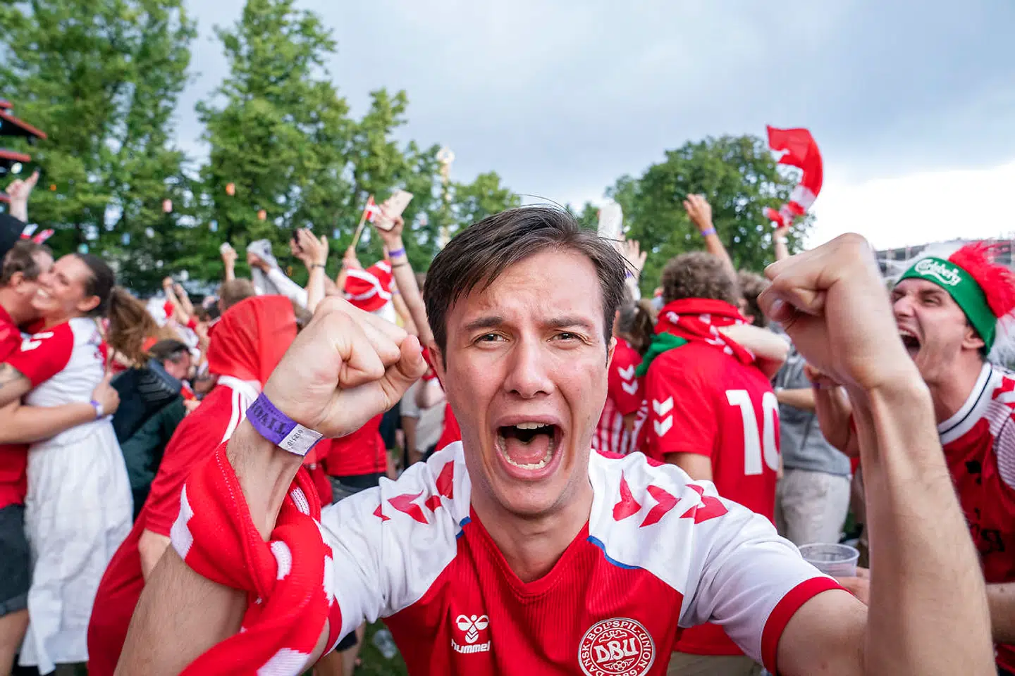 Så snart slutfløjtet lød, brød Tivolis gæster ud i jubelskrig.