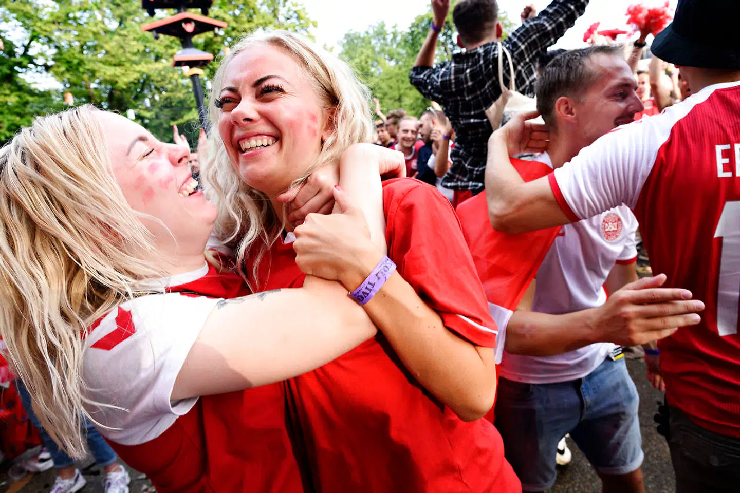 Begejstringen var ikke til at skjule hos de glade fodboldfans.