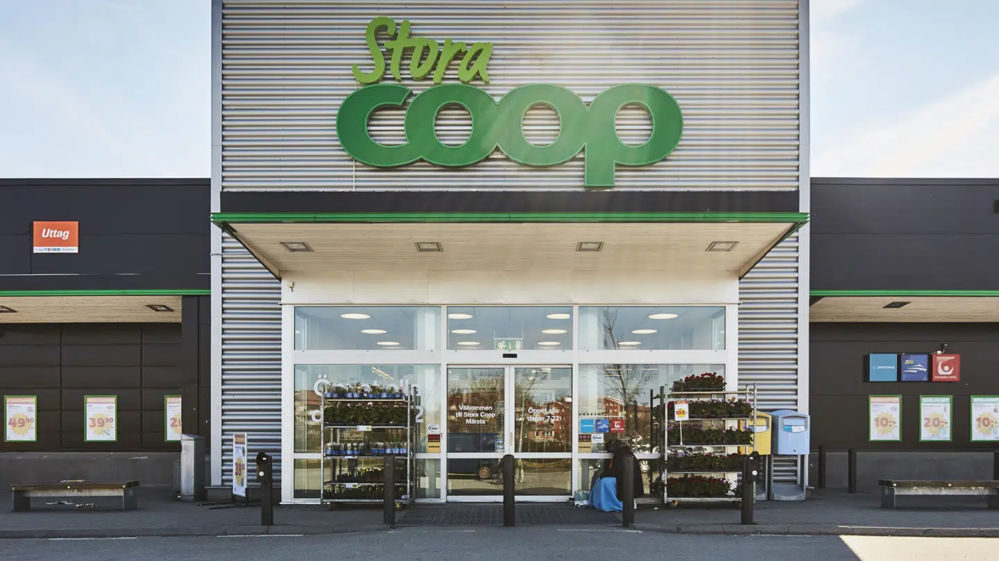 Coop-butikkerne i Sverige er fortsat ramt af hackeres hærgen, og kæden opfordrer svenskerne til at holde sig orienteret på nettet, om deres lokale butik er åbnet igen.