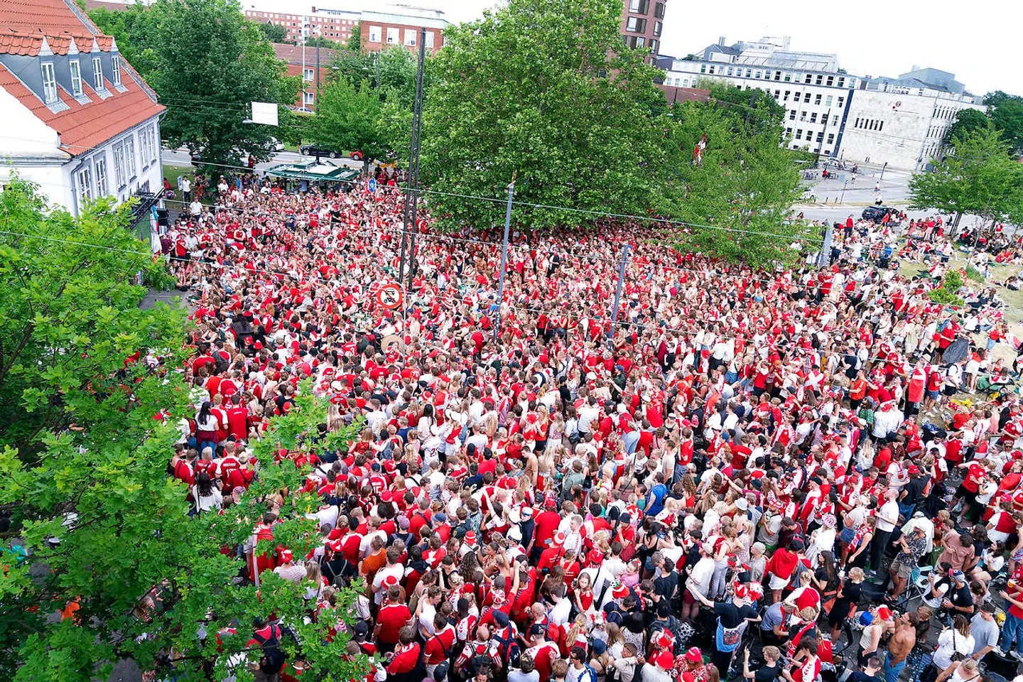 Mens stemningen i København var virkelig god efter EM-sejren over Tjekkiet lørdag, så er det tvivlsomt, om afstandskravene blev overholdt.