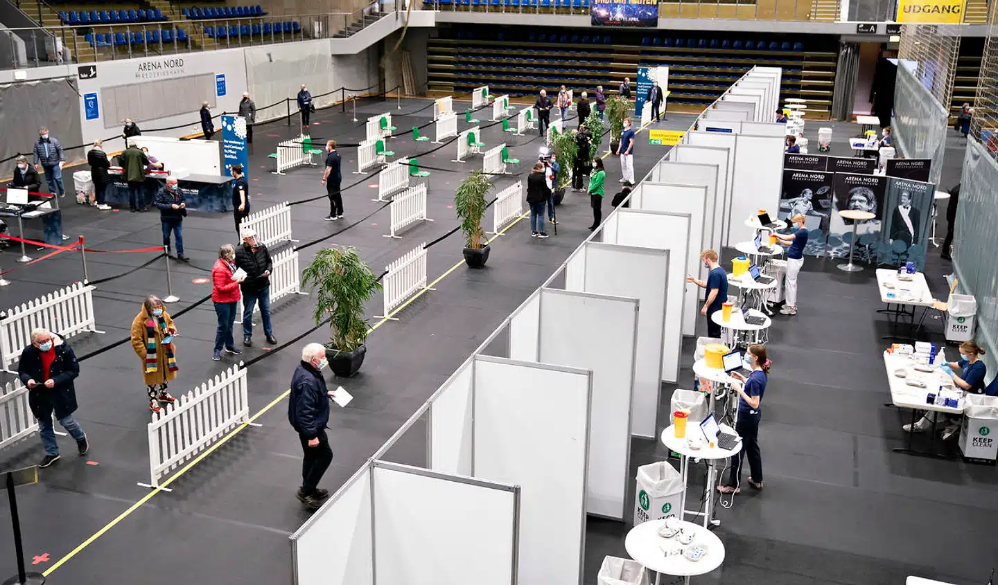 Myndighedernes strategi har været at forsinke deltavarianten, så flest muligt har kunnet nå at blive vaccinerede.