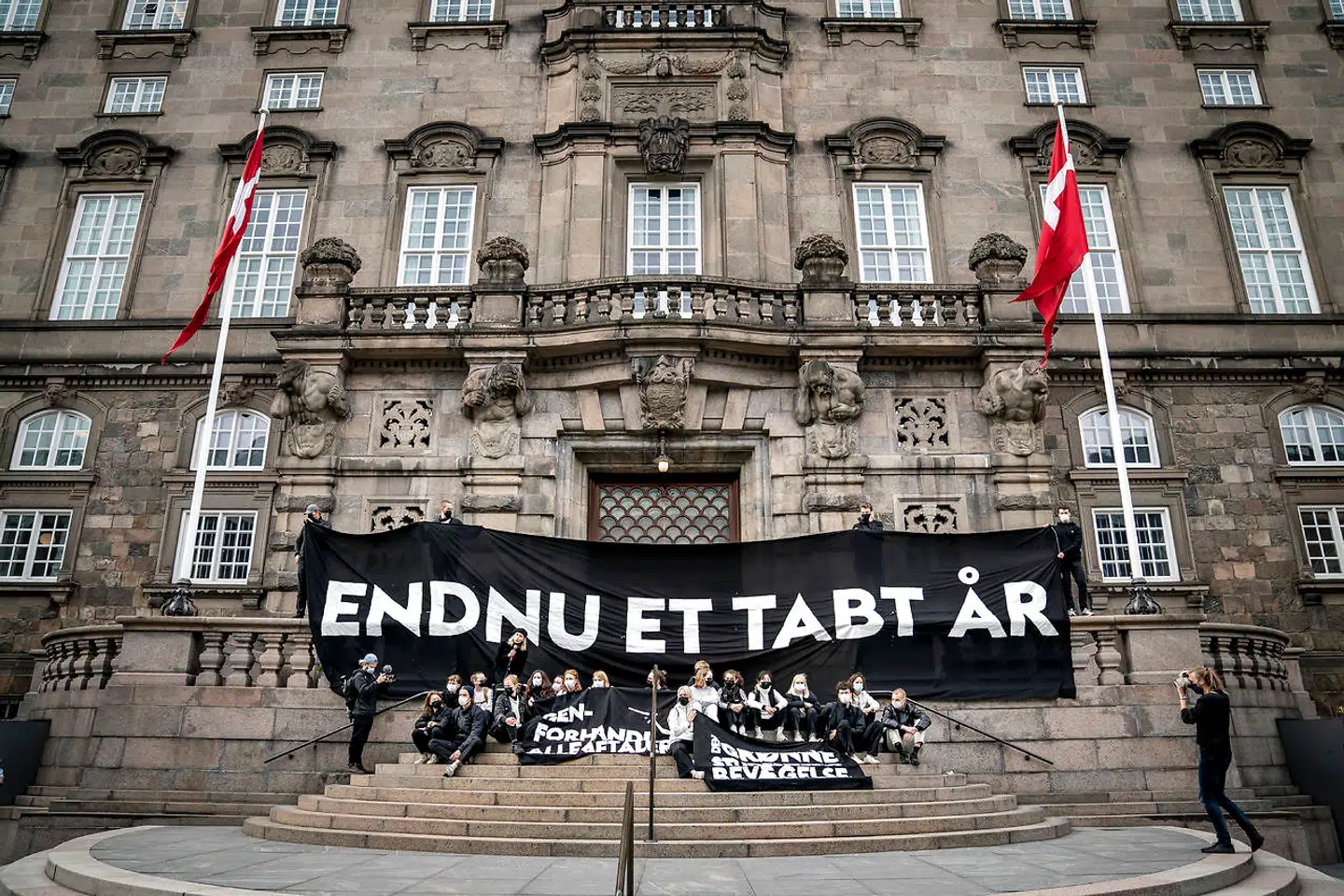 50 klimaaktivister fra Den Grønne Studenterbevægelse har spærret indgangen til Folketinget i Rigsdagsgården tirsdag 11. maj 2021. Flere af aktivisterne måtte fjernes af politiet.
