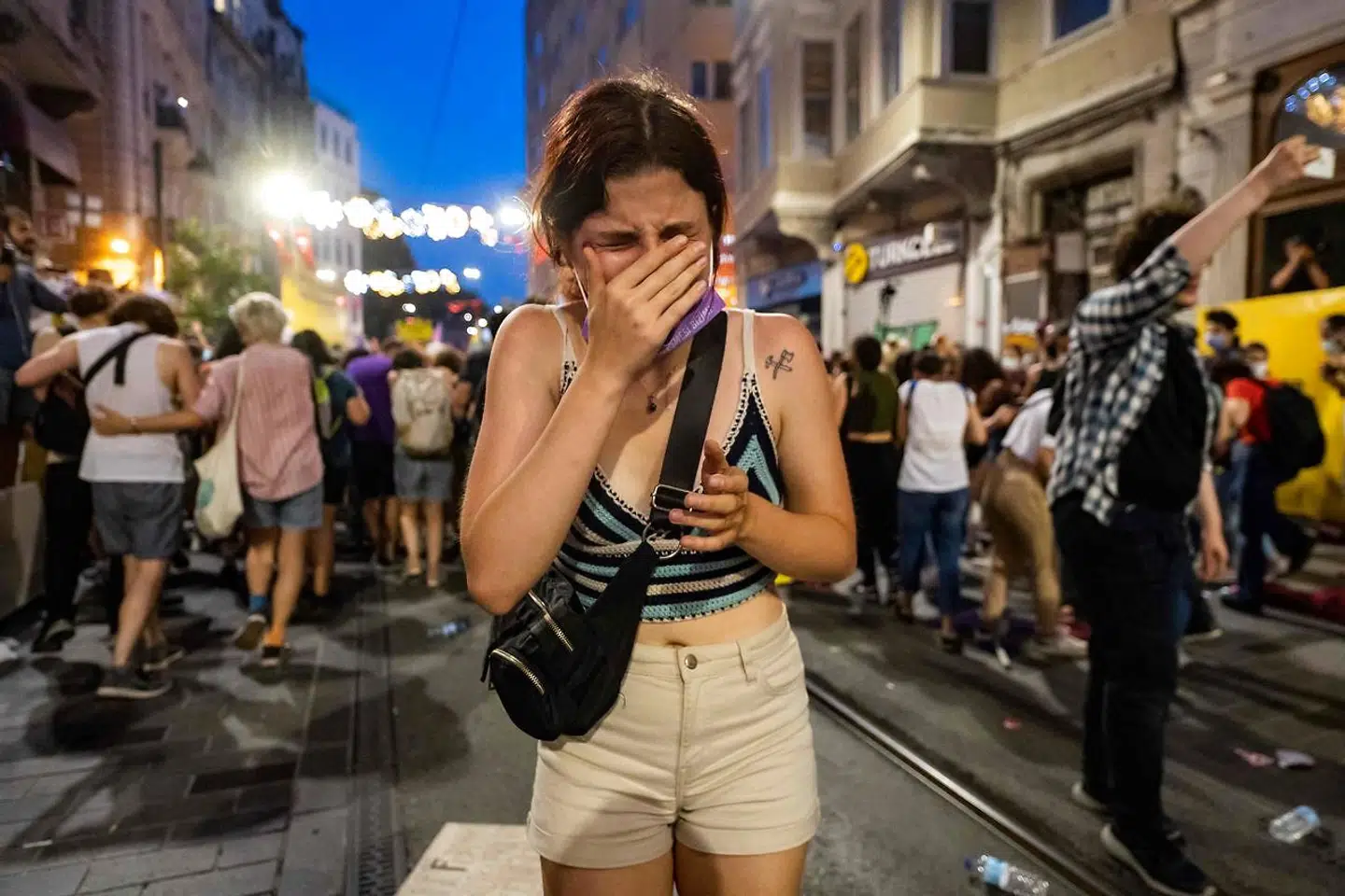 Politiet affyrede tåregas mod demonstranterne, der var mødt op for at protestere mod, at den tyrkiske regering har trukket landet ud af en konvention, der vil bekæmpe vold mod kvinder.