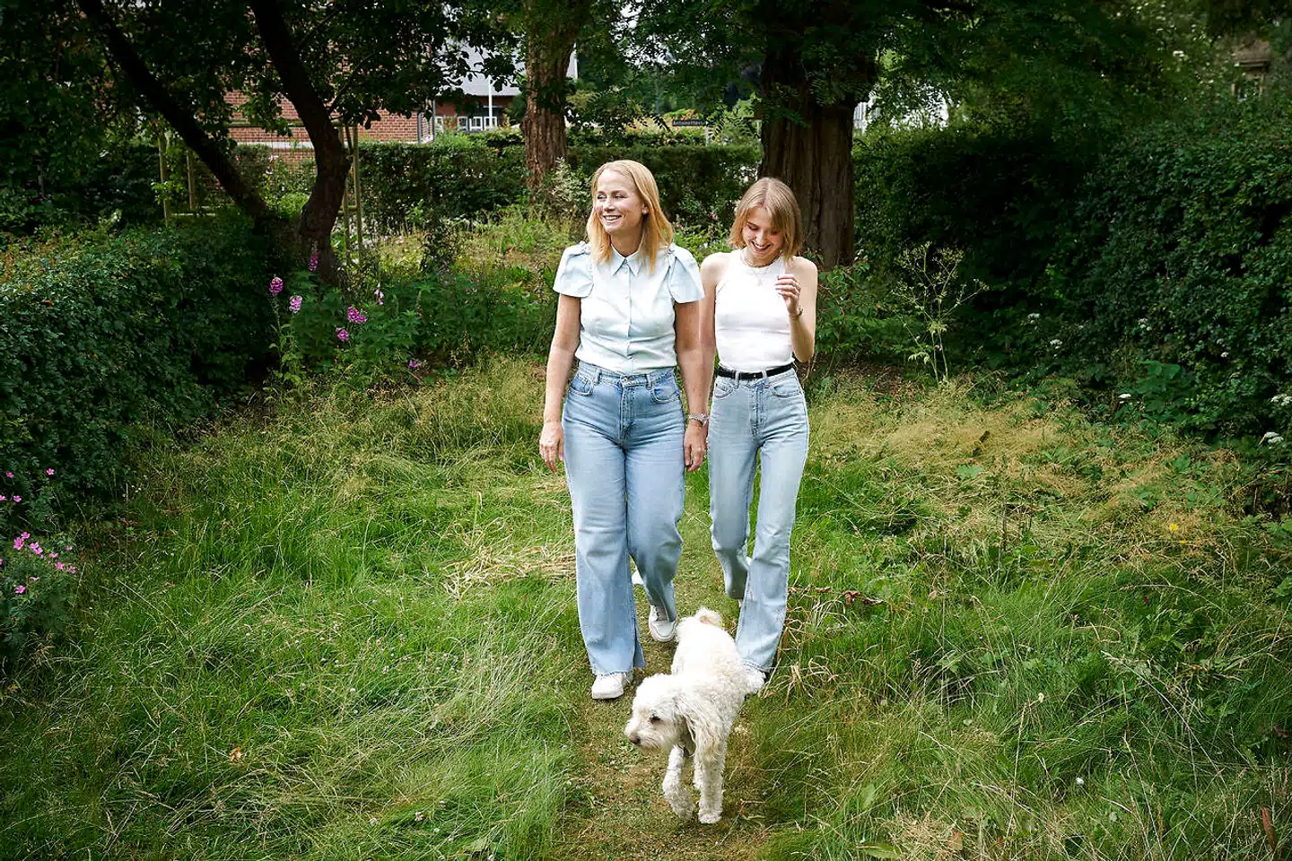 Det var et nåleøje for Ellen Hovmand at komme igennem, da hun blev optaget på skuespillerskolen, som hun går på i England med 1.500 ansøgere og kun 33, som blev optaget på hendes årgang. Når det gælder mange andre aspekter i hendes liv end karriere, føler hun sig noget mere laid back end sin mor.