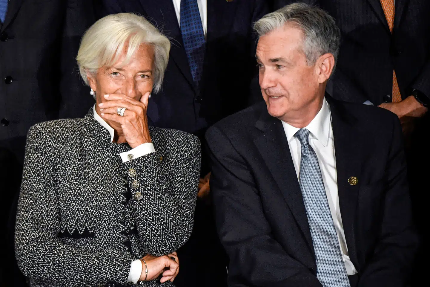 To af verdens mest magtfulde personer – ECBs Christine Lagarde og Federal Reserves Jerome Powell – får ikke meget at grine af, når de til efteråret skal begynde at rulle coronatiltag tilbage.