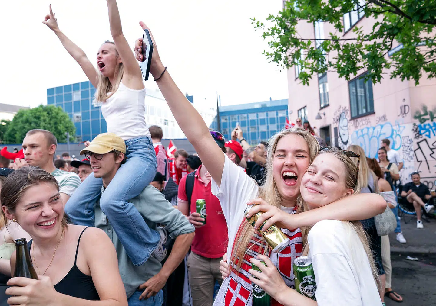 Storskærmen ved Lumskebuksen på Østerbro tiltrak masser af mennesker.
