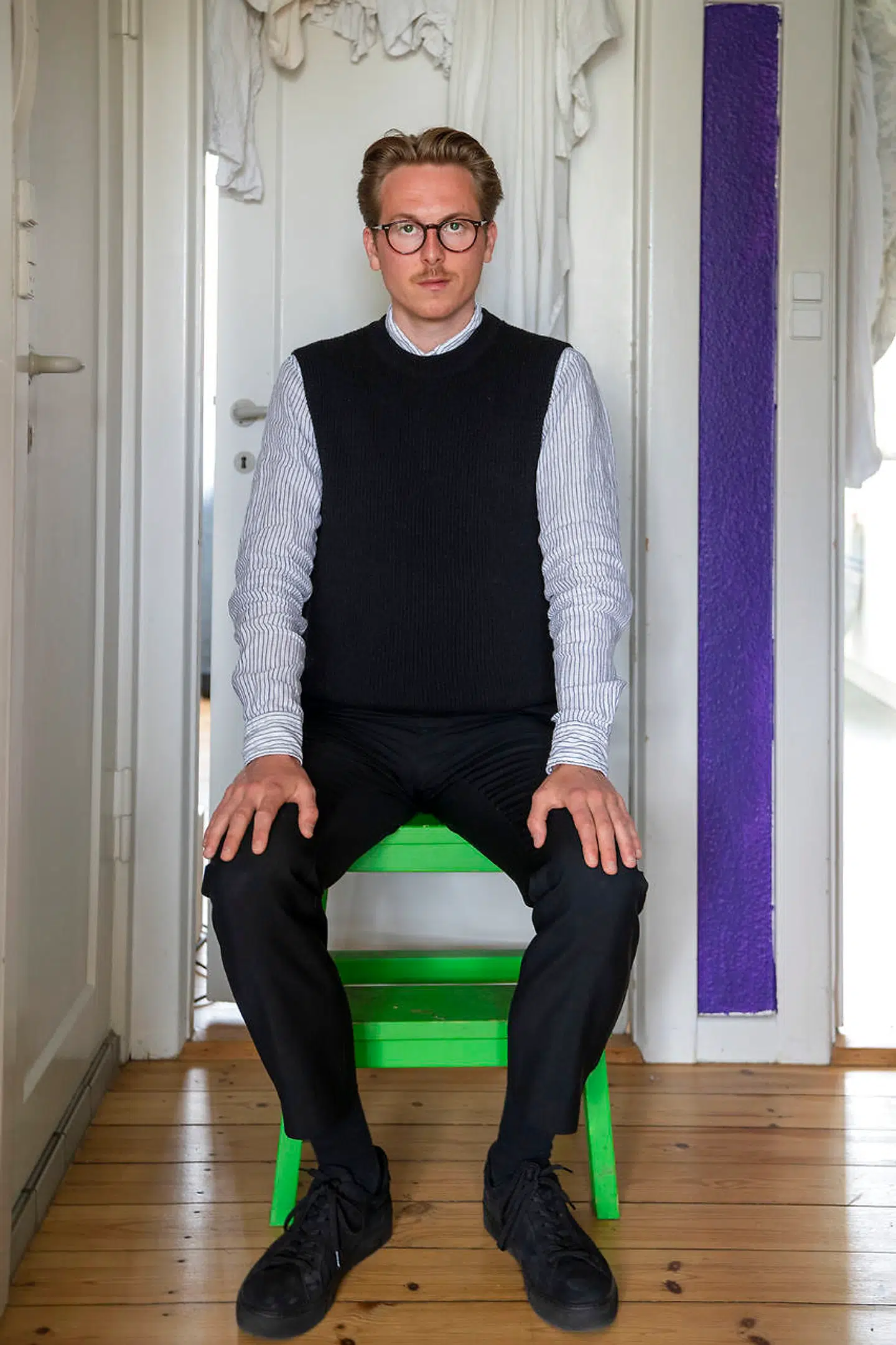 »Inde i min stue har jeg 300 venner. Det er alle mine bøger. De kan lære mig så meget om, hvad det vil sige at være menneske,« fortæller forfatter Thomas Korsgaard.