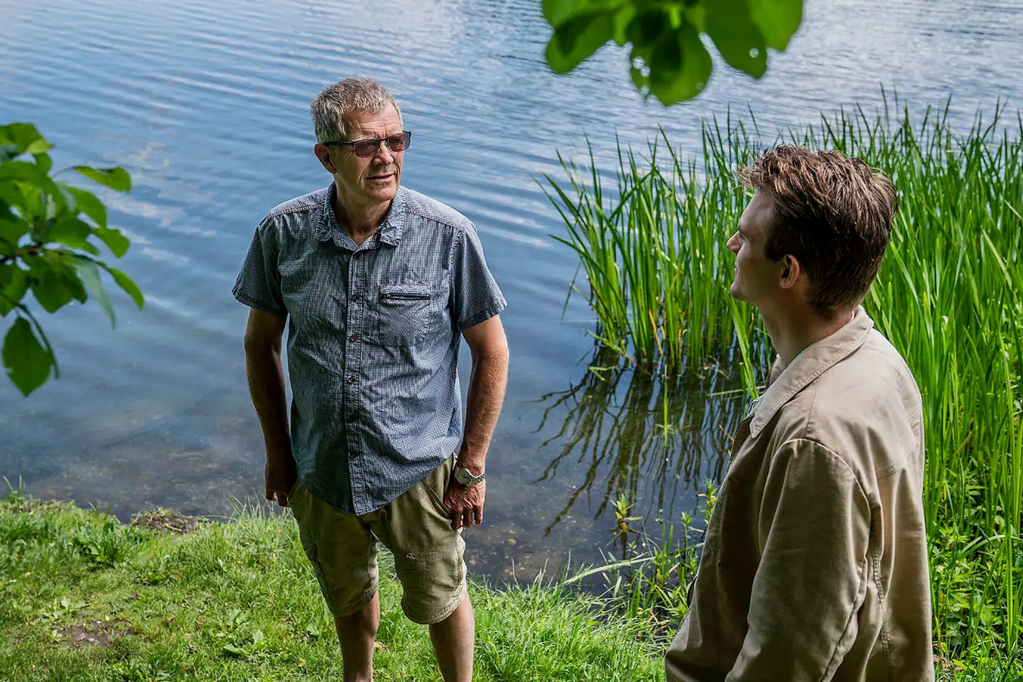 »Man bliver også rimelig hurtigt deprimeret, hvis man deler din holdning som 23-årig,« siger Frederik Bjørnbak Mogensen til sin far, Thomas Bjørnbak Mogensen.