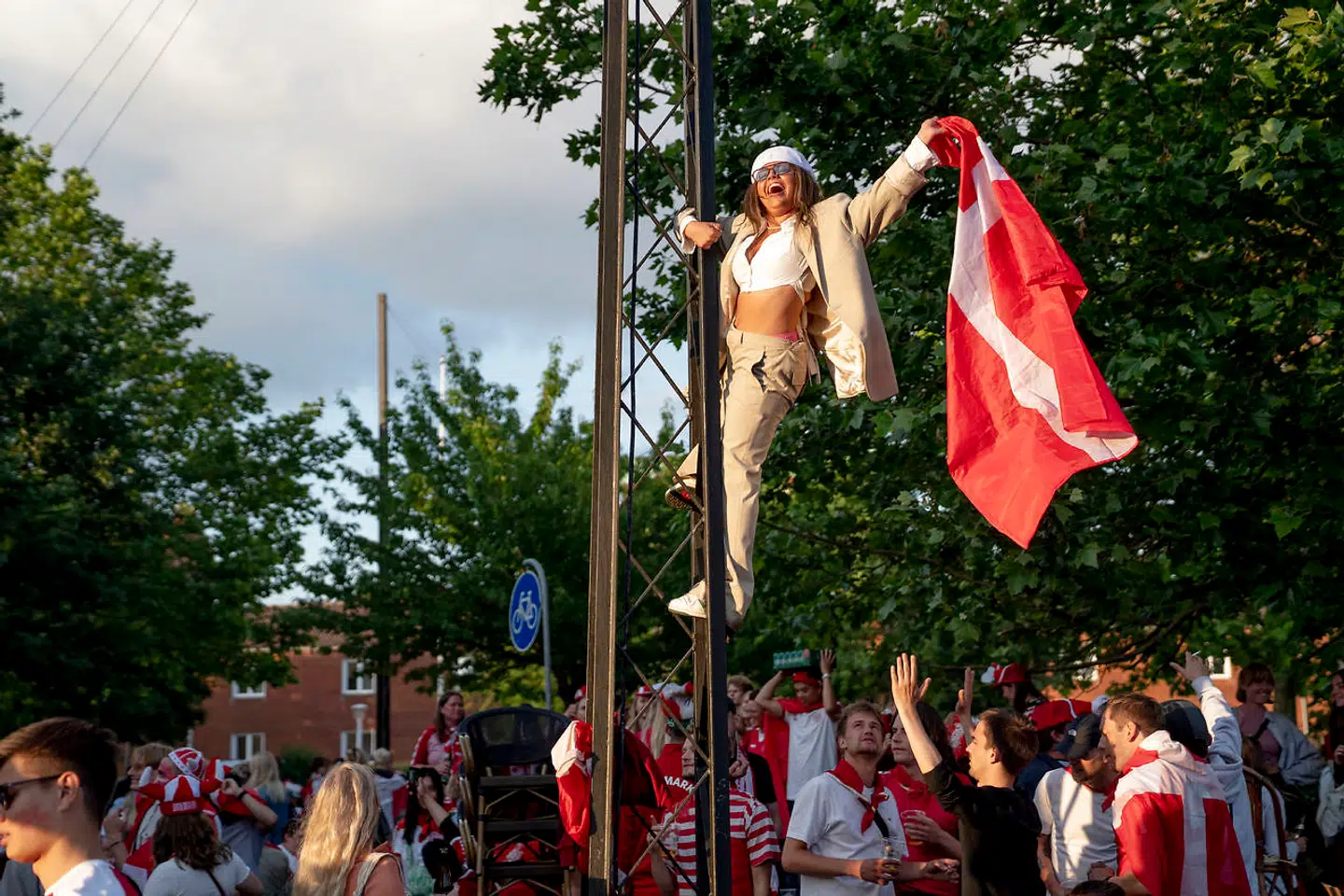 Herrelandsholdet i fodbold er blevet katalysator for den smukke nationalisme de seneste uger. Den, der gør den grimme protektionistiske version af nationalismen til skamme, skriver Mette Østergaard.