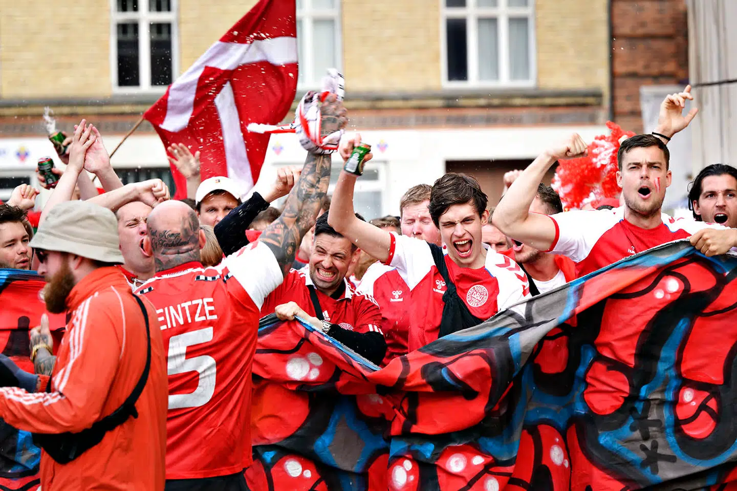 Lørdag kl. 18 spiller Danmark mod Tjekkiet ved EM i fodbold. Kampen kan ses en række forskellige steder i København.