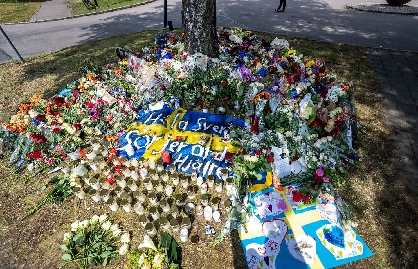 Stedet, hvor en svensk politimand onsdag blev dræbt, er fyldt med blomster.