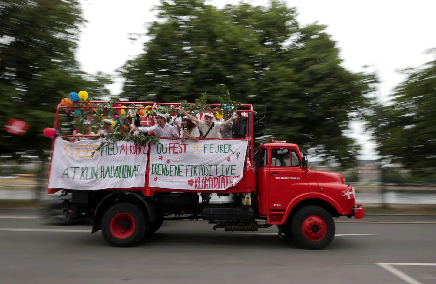 Pia Kjærsgaard (DF) vil have etniciteten på de mennesker, der har chikaneret studenter på deres studenterkørsel, undersøgt.