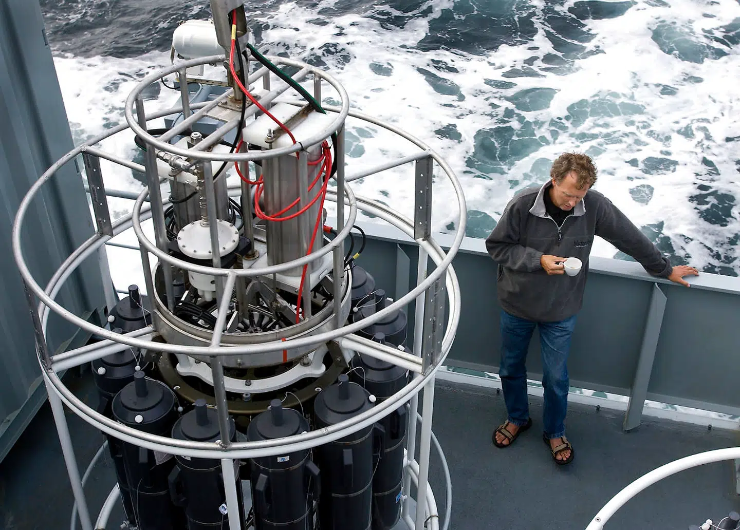 Her ses professor Stiig Markager på en platform, hvorfra der tages vandprøver.