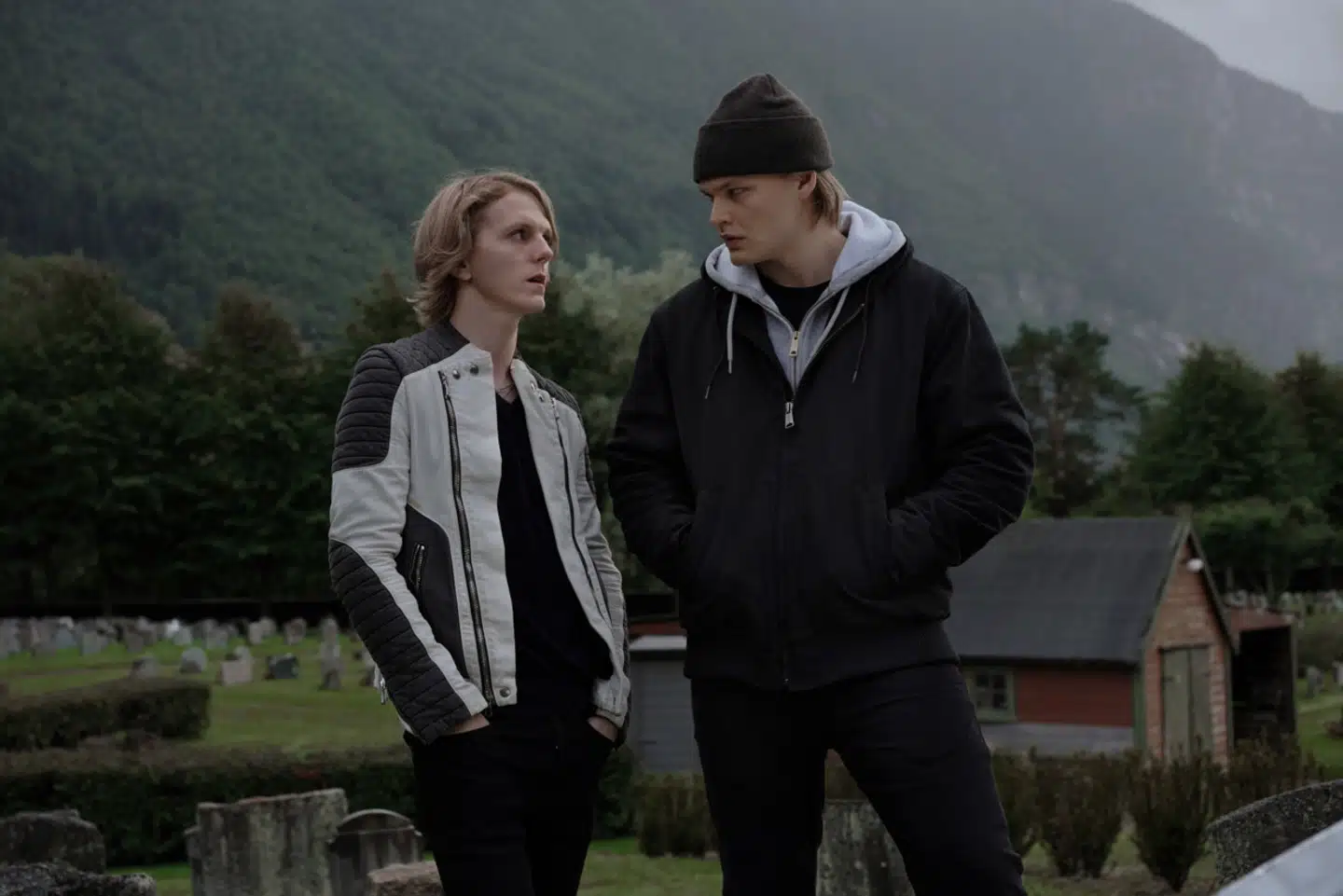 David Stanton (th.), som mange vil kende fra »Skam«, er den kluntede Magne, der får overraskende kræfter.