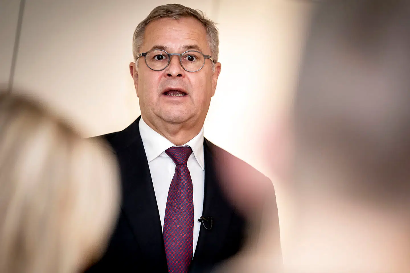 Overdommerne håber, at Mærsk-topchef Søren Skou har mere held med CO2-fri transport, end rederiet havde i svundne tider med dobbeltskrogede olietankere. Heldigvis har Skou fået Bestseller med om bord.