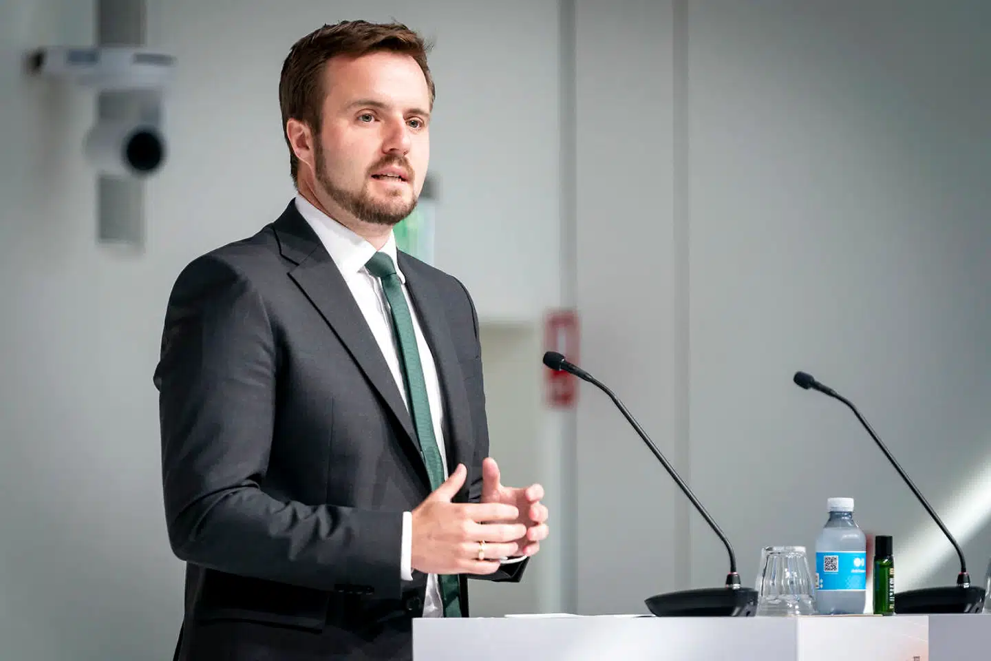 Erhvervsminister Simon Kollerup (S) får – noget usædvanligt – ros for overdommerne for at udstede et konkret reformløfte.
