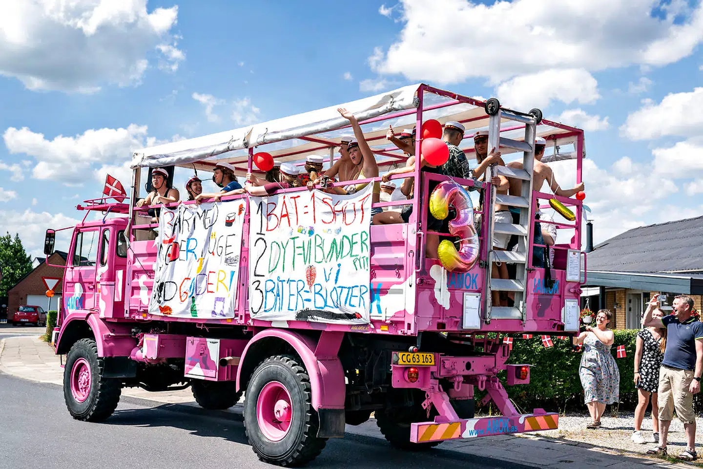 Flere nyudklækkede studenter har i år oplevet at få kastet æg efter sig.