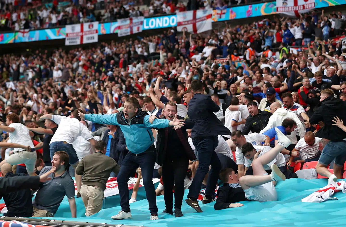 Engelske fans i ekstase, da Raheem Sterling bragte England foran mod Tyskland. England vandt kampen, hvilket var adgangsbilletten til kvartfinalen i Rom mod Ukraine. Men italienerne ser helst, at de engelske fans bliver væk.