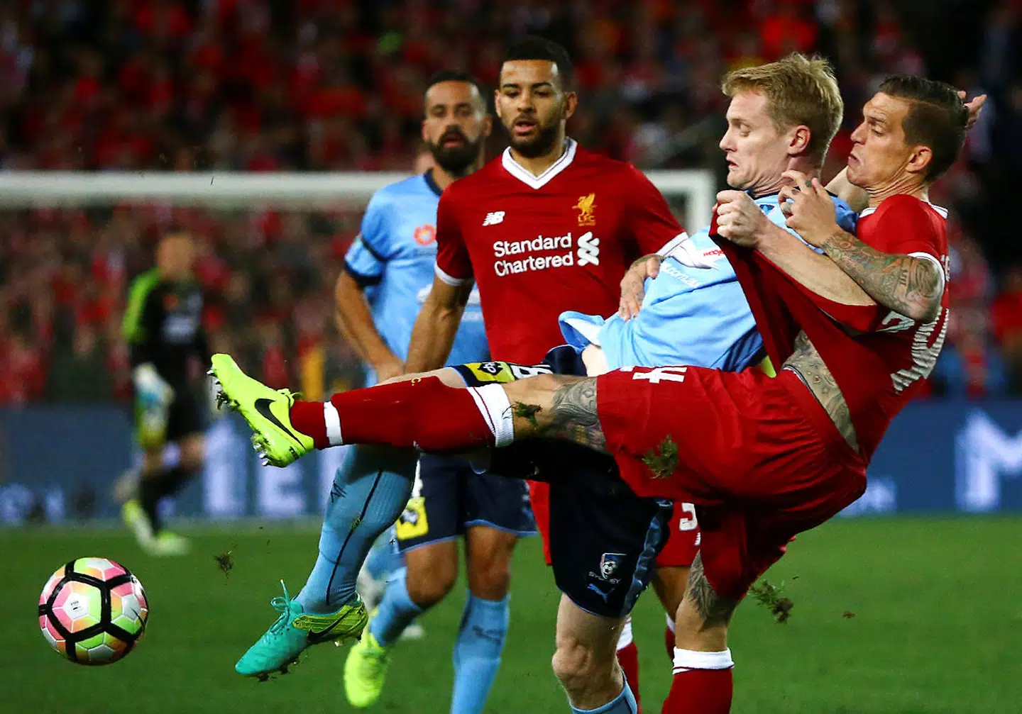 Daniel Agger (th.) har indtil videre haft større succes som fodboldspiller, som her for Liverpool, end som ejer af Tattoodo, der nu igen har behov for penge. Billedet er fra 2017.