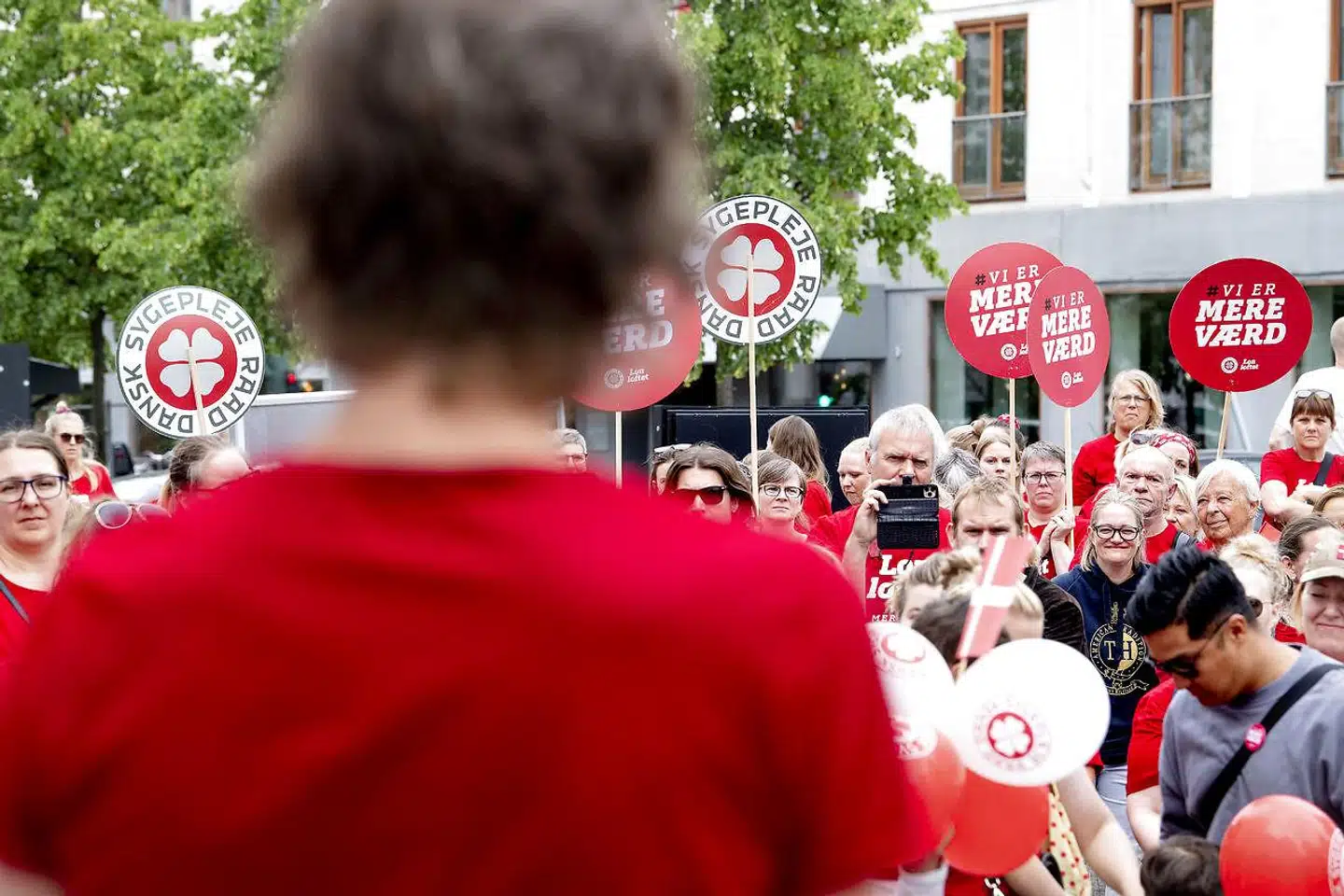 »Nu strejker vi så for en højere løn for femte gang – og kæmper nok en gang for at bryde ud af den historiske tradition med at lønne traditionelt kvindearbejde, som var det et kaldsarbejde,« skriver Dorthe Boe Danbjørg.