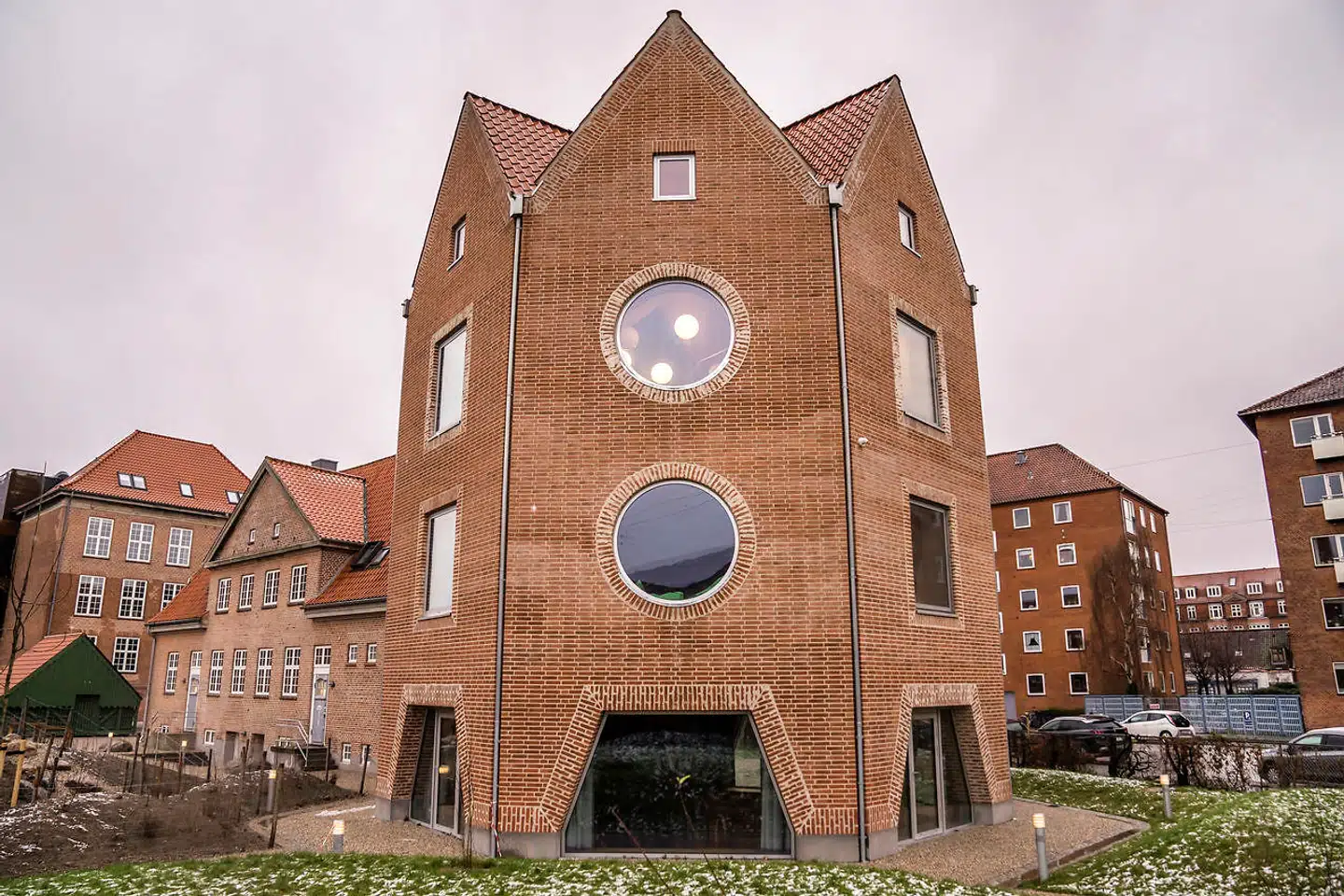 Som det eneste af de nominerede projekter i Arkitekturoprørets kåring af 2020s »gode« projekter, er BBP Arkitekters »Tidsmaskinen« på Amager et stykke vellykket arkitektur. Præcist tænkt og udført, smukt placeret, veldisponeret og materialemæssigt lødigt.