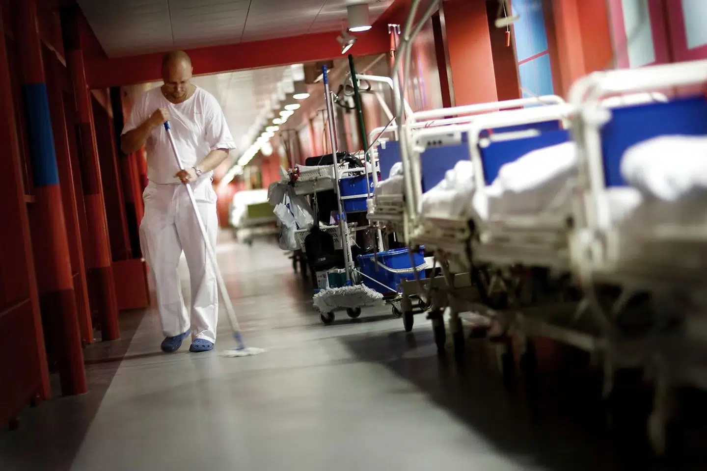 »Her nytter det ikke med industriel discount rengøring udført af personale, som hyres ind fra gaden. Hospitalsrengøring skal i dag betragtes som en specialopgave, hvor rengøringspersonalet indgår som en integreret del af hygiejneberedskabet. Det kræver bl.a. bedre uddannelse,« skriver Hans Jørn Kolmos.