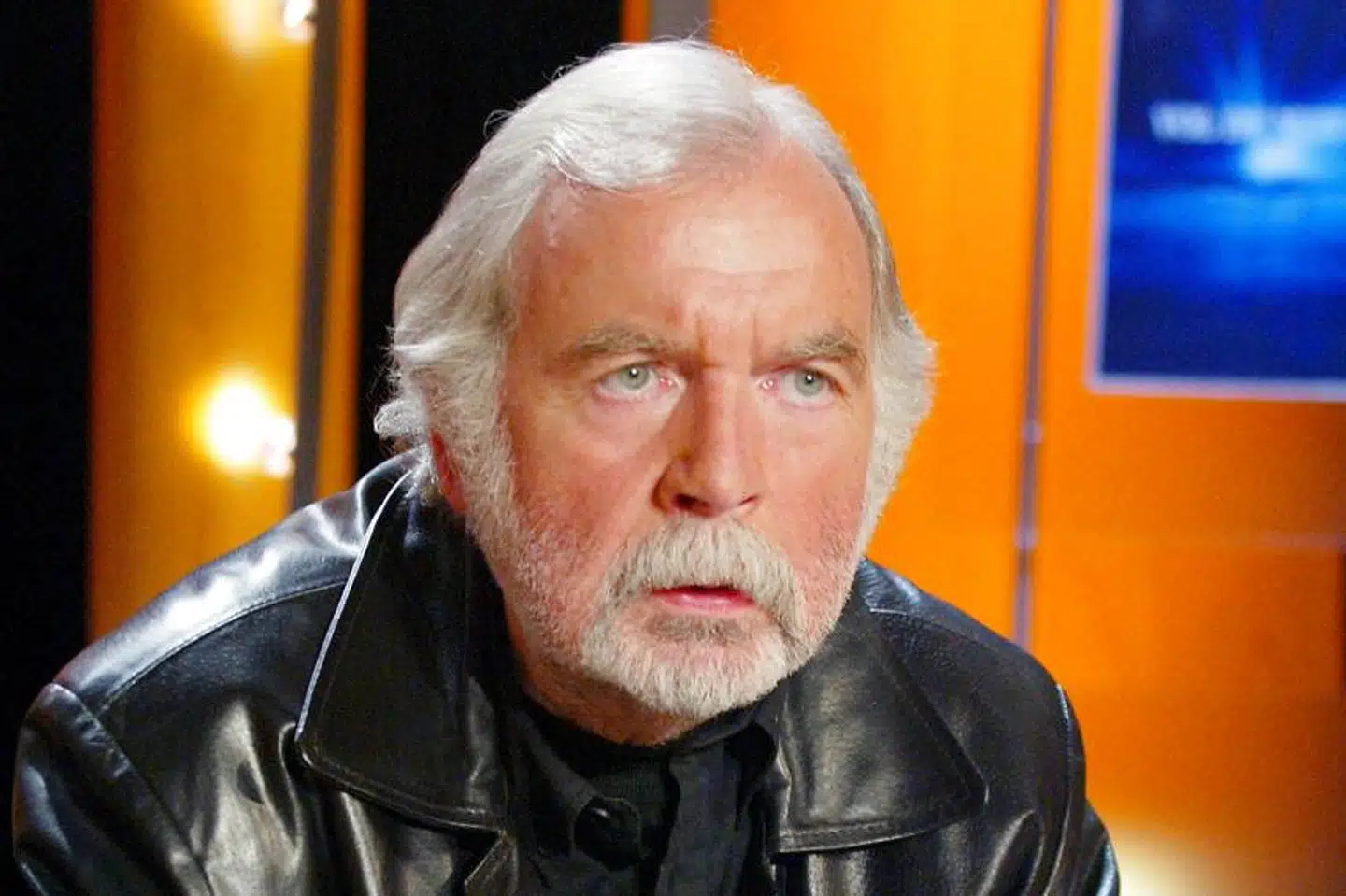 »Det er en roman om, at monstre ikke bliver skabt af sig selv, men af samfund, hvor ondskab er latent og systemer svigter.« Sådan skriver Berlingskes boganmelder Katherine Diez om bogen »Vampyren fra Ropraz«, som hun giver fem ud af seks stjerner.