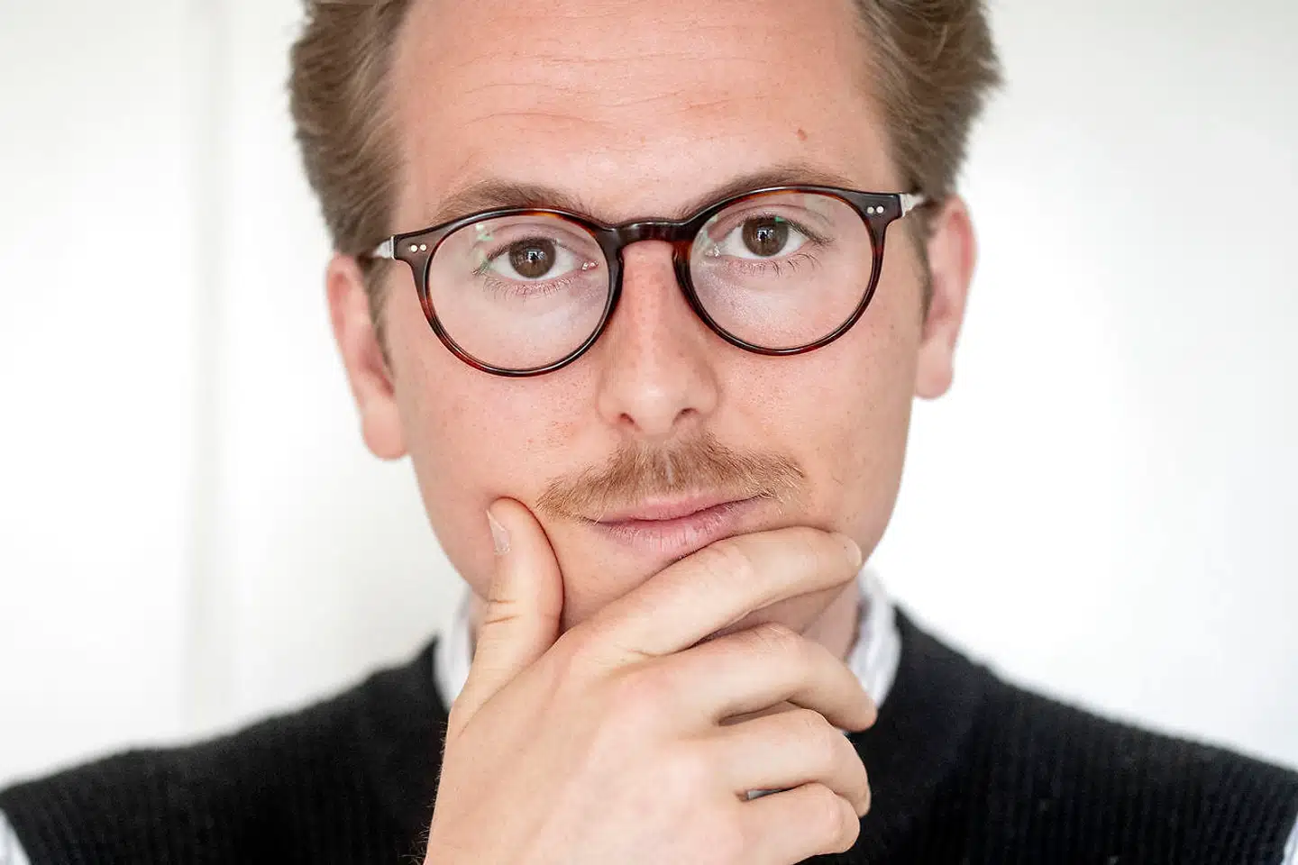 »Det er en roman, som ikke kun vil fortælle en historie om det at være ung og fra udkanten, men også om et sygt boligmarked og om, at velfærdssamfundet desværre ikke holder hånden under alle. Tue er et menneske, der falder gennem samtlige masker i sikkerhedsnettet og faktisk er så tæt på ikke at eksistere, som man kan være uden at være død. Det er en roman, der bør mane til eftertanke, ikke mindst blandt politikere,« skriver Anne Sophia Hermansen om Thomas Korsgaards seneste roman.