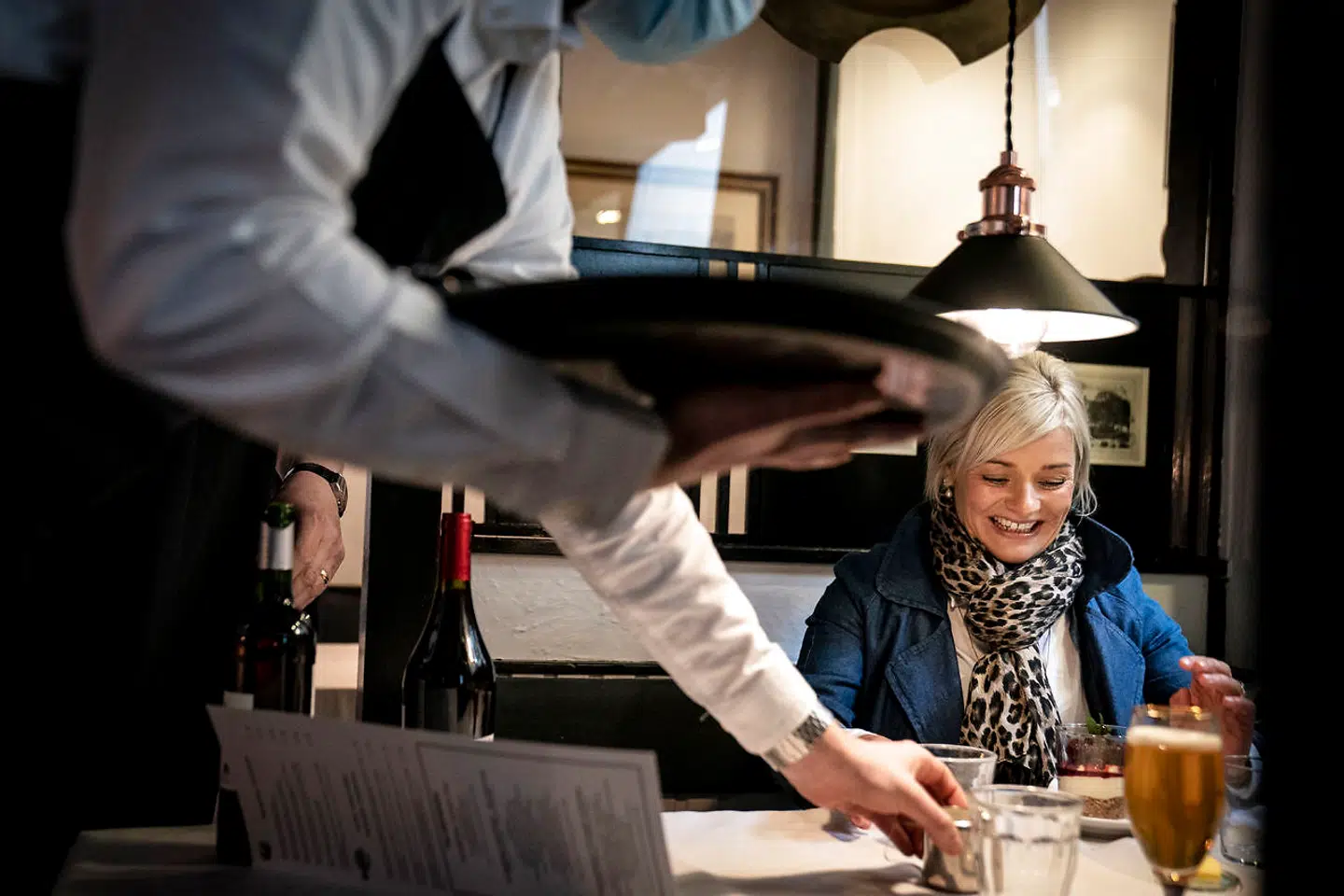 Myndighedernes strategi om at isolere personer i tredje led, hvis den smittede har fået konstateret deltavarianten, bør omgående droppes. Det mener Dansk Erhverv. Mange virksomheder i hotel-, restaurations- og rejsebranchen mærker konsekvenserne og må hjemsende ansatte, lyder det.