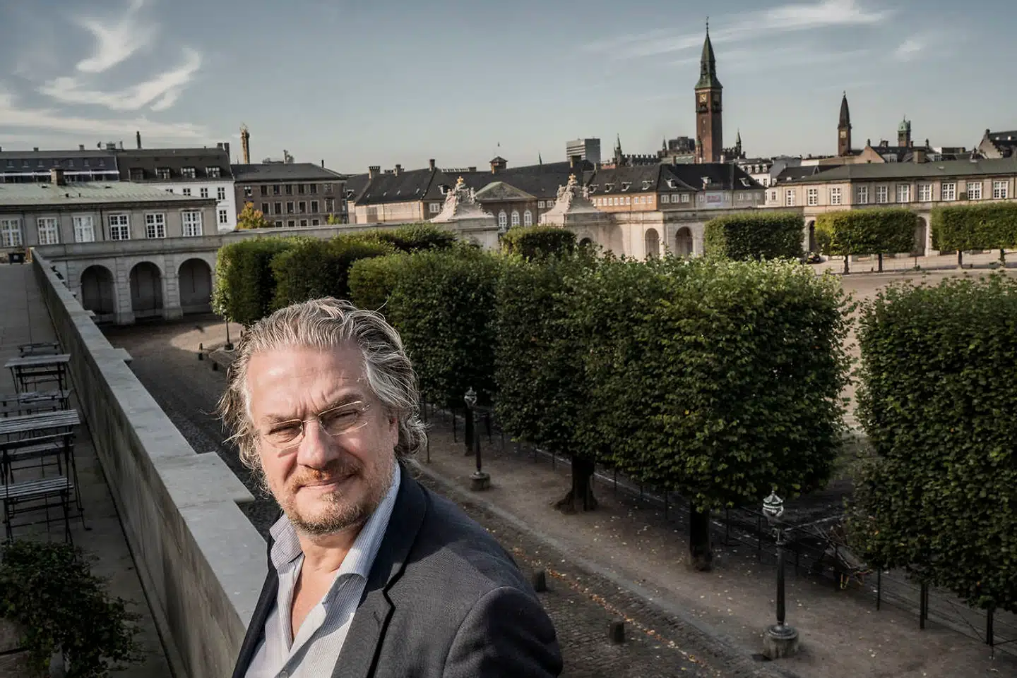 »Der findes dem, som hævder, at når velfærdskritikken er forstummet, så skyldes det, at den såkaldte velfærdskoalition er kommet til at udgøre langt over halvdelen af befolkningen,« skriver Henrik Dahl.