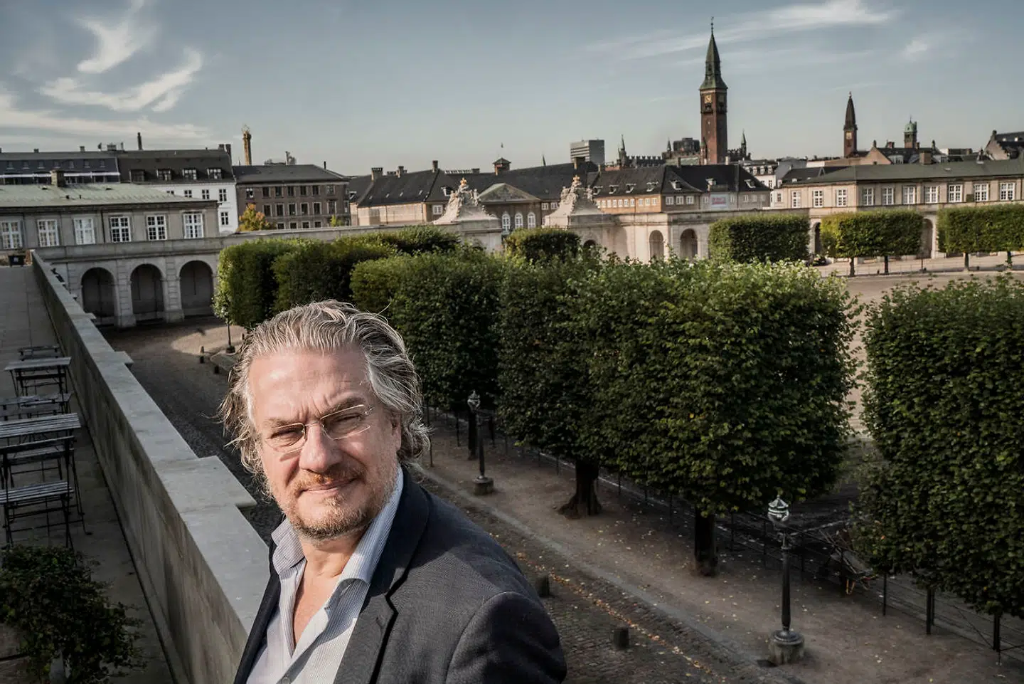 »For det er jo ikke sådan, at den herskende klasses svineri med den brede befolknings arbejdsomt indtjente penge er blevet mindre siden slutningen af 1960erne,« skriver Henrik Dahl.