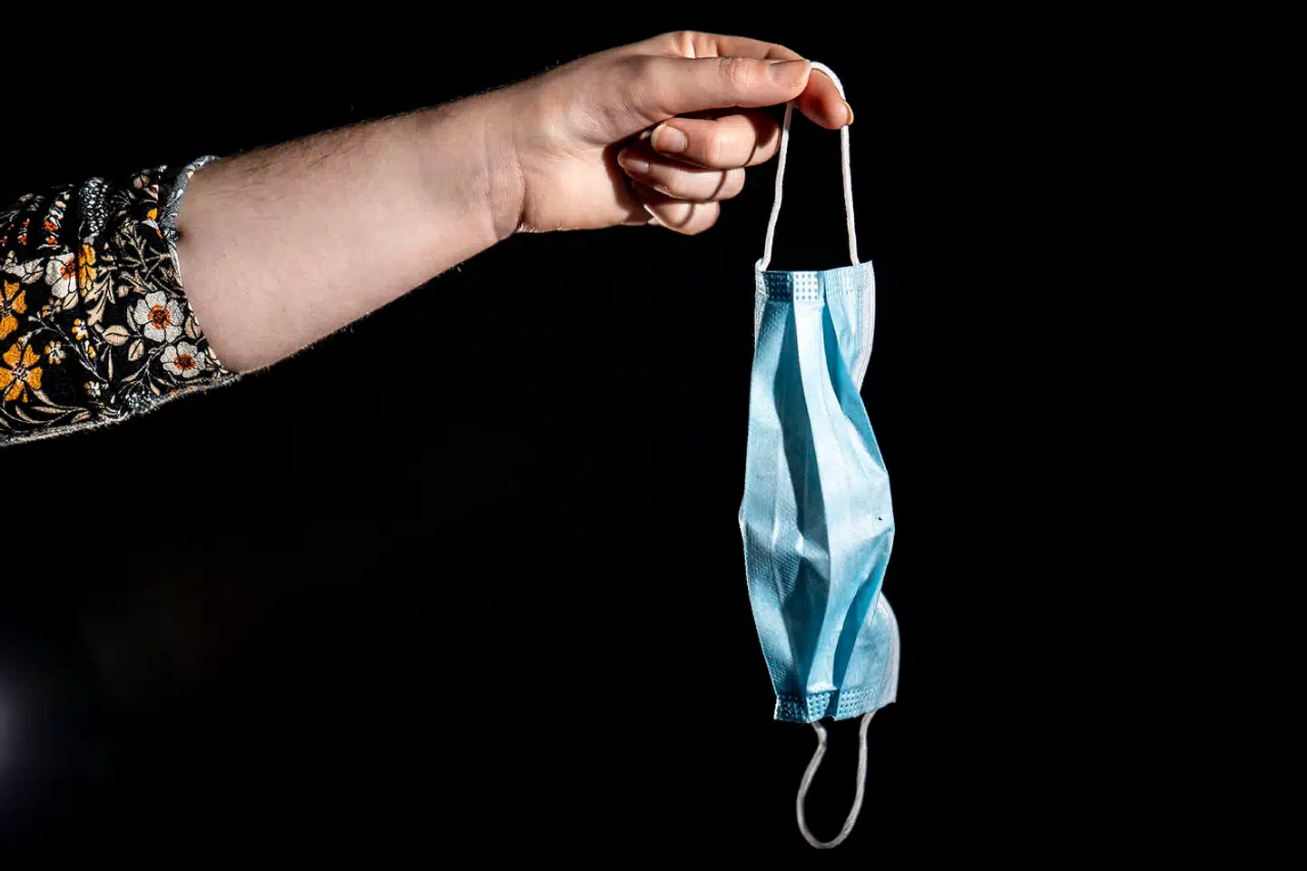 »Ikke mindst mundbindet og coronapasset er stærke symboler på indskrænkningen af danskernes personlige frihed under coronakrisen. Men de er også stærke symboler på, at når vi smider mundbindene og coronapasset, kan økonomien komme op i fulde omdrejninger,« skriver Thomas Bernt Henriksen i denne leder.