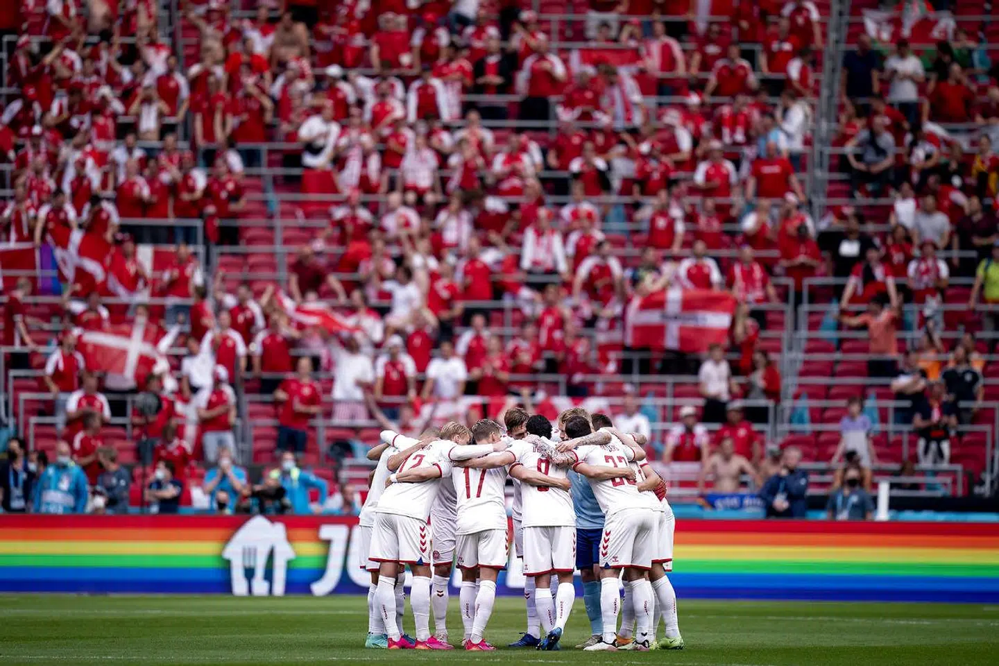 Ligemeget om Tjekkiet eller Danmark vinder kampen på lørdag, er det en skandale, at UEFA overhovedet har tilladt, at den spilles i et land som Aserbajdsjan, mener Adam Holm.