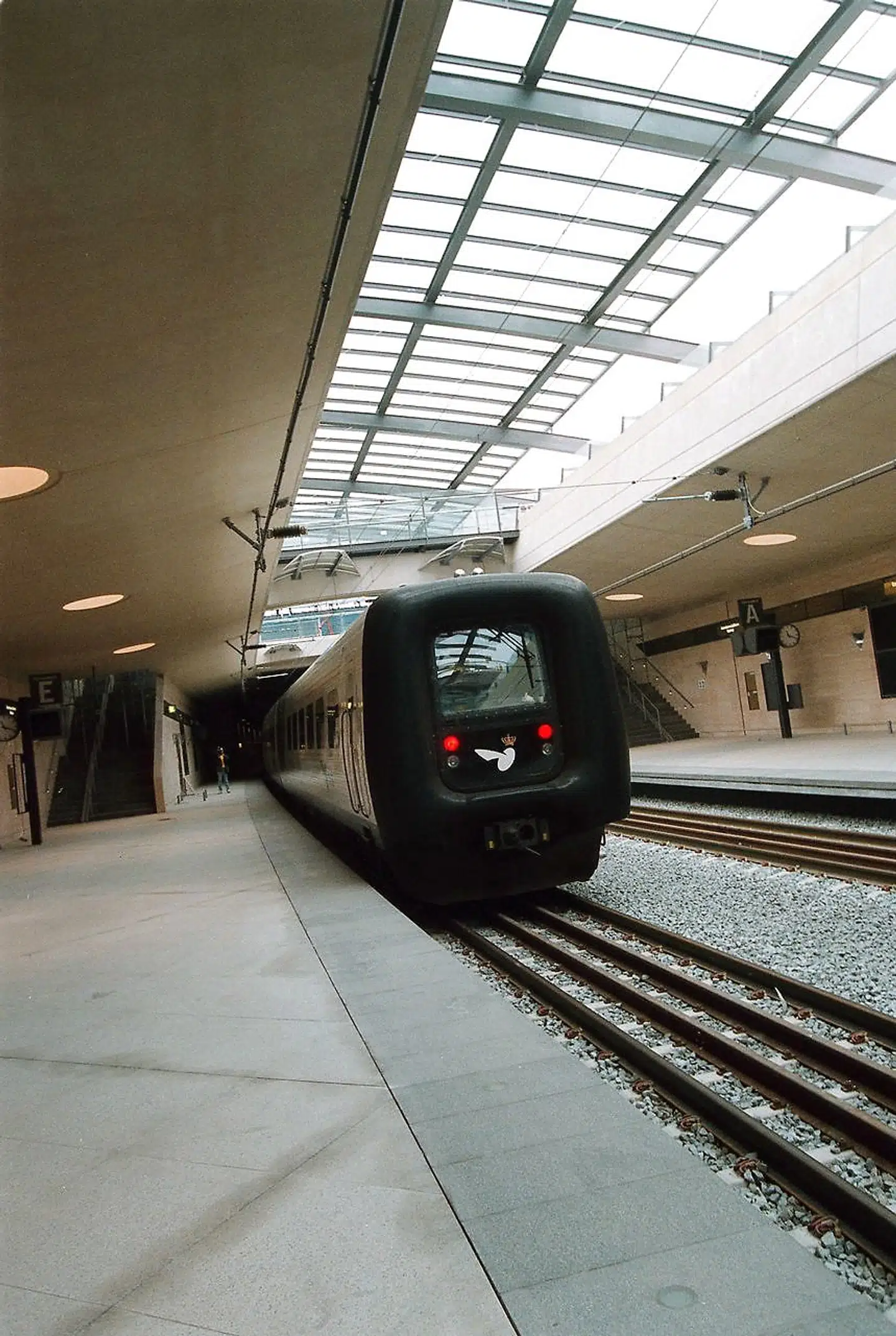 Det var her på stationen i Københavns Lufthavn, at der blev fundet en kuffert uden ejer. Politiet er massivt til stede og har afspærret lufthavnen.