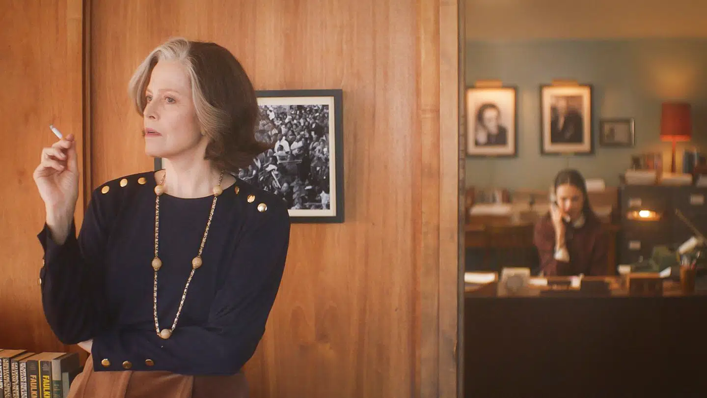 Sigourney Weaver spiller Margaret, litterær agent for blandt andre den sky forfatter J.D. Salinger. I baggrunden passer Joanna (Margaret Qualley) telefonen.