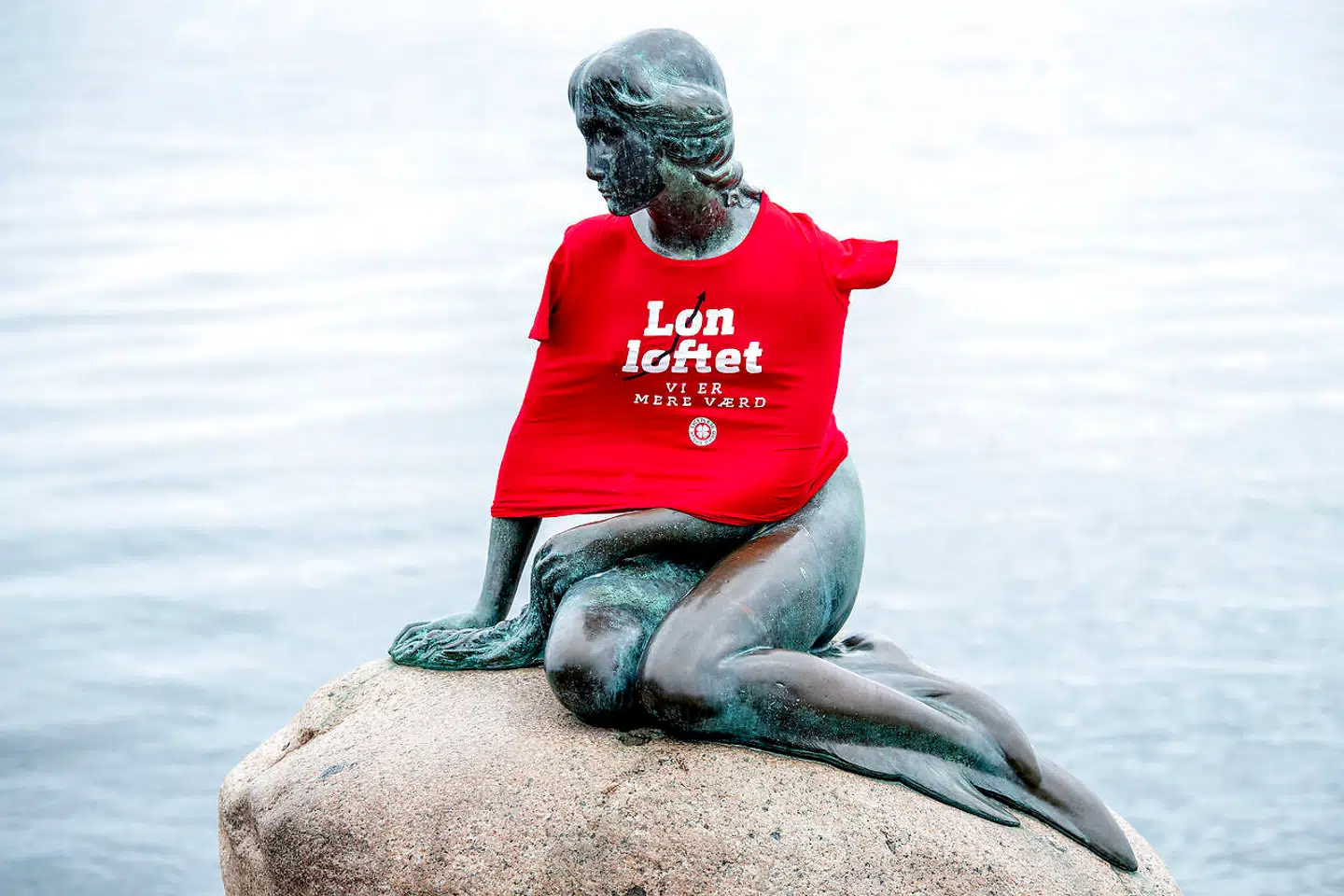 Sygeplejerskerne strejker for bedre løn. I søndags gik de fra Dansk Sygeplejeråds hovedkvarter på Sankt Annæ Plads til Den lille Havfrue på Langelinie, hvor havfruen blev iklædt en rød strejke-T-shirt.