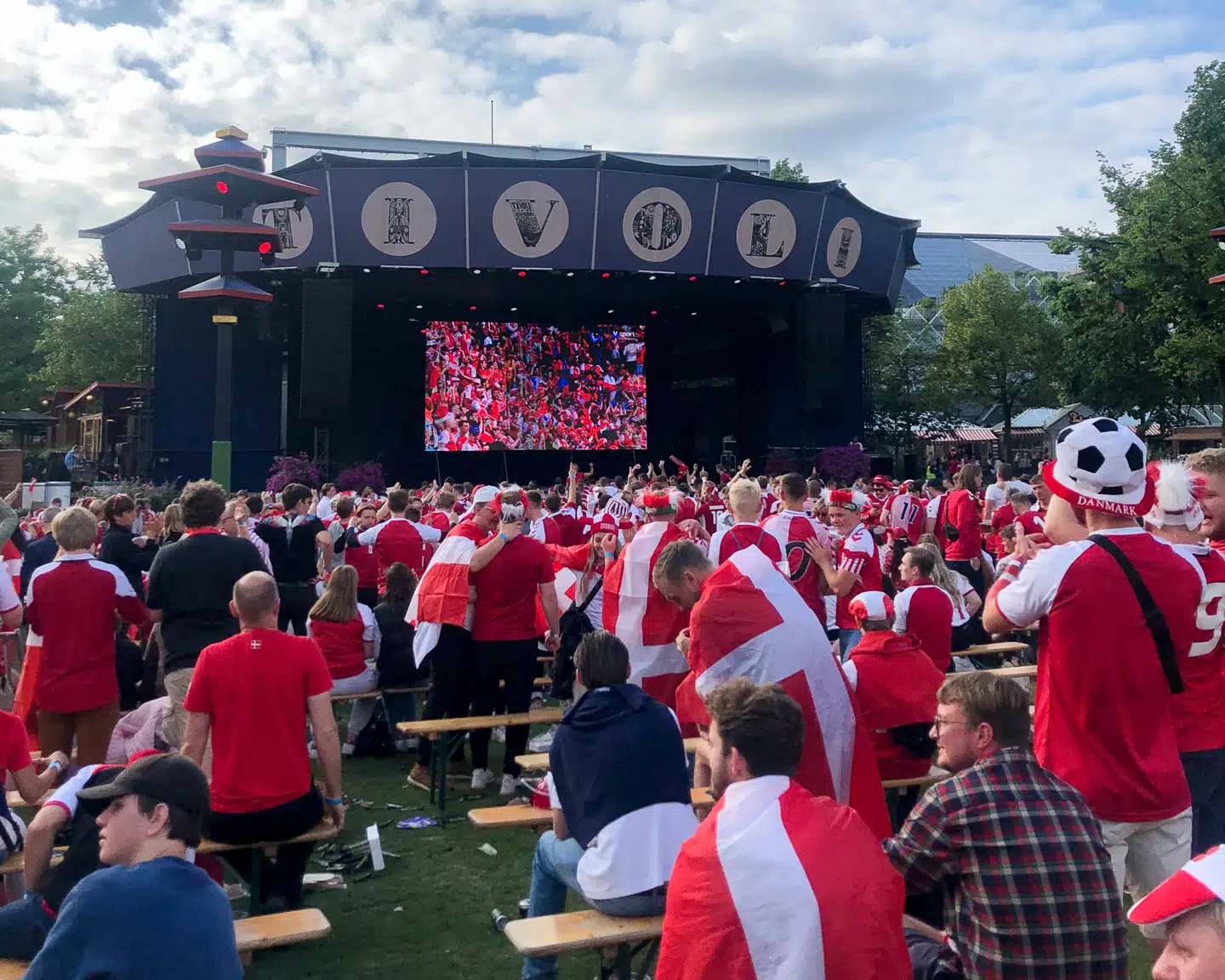 Kvartfinalen mod Tjekkiet spilles i Baku i Aserbajdsjan og vises live på Plænen med omkring 2.000 ståpladser. Resten af Tivoli er åben som normalt.