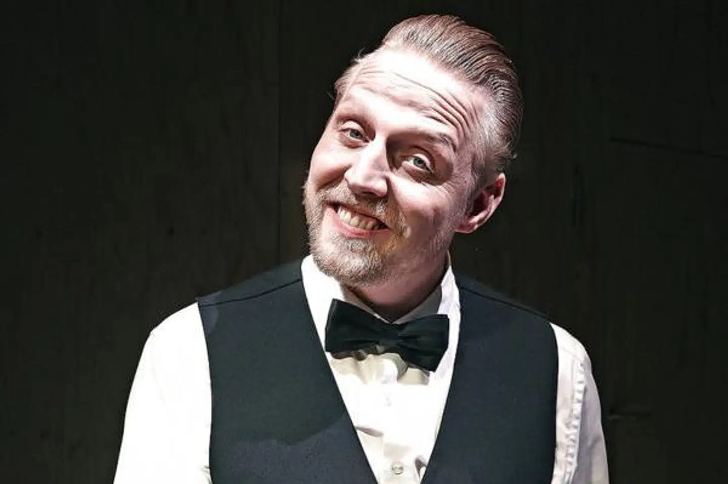 Hvad kan jeg betjene herskaberne med? Pelle Emil Hebsgaard har med al hast overtaget den centrale rolle som Leopold.