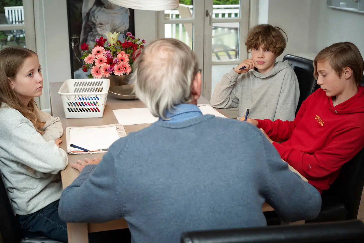 Professor emeritus Hans-Henrik Holm har skrevet bogen »Bedstefarskolen«. Han har selv hver uge taget sine i alt syv børnebørn i skole. Her har de talt om alt fra respekt til, hvordan man møder andre mennesker. Her sidder Hans-Henrik Holm med børnebørnene Benjamin (i rød bluse), Karla og Bastian.