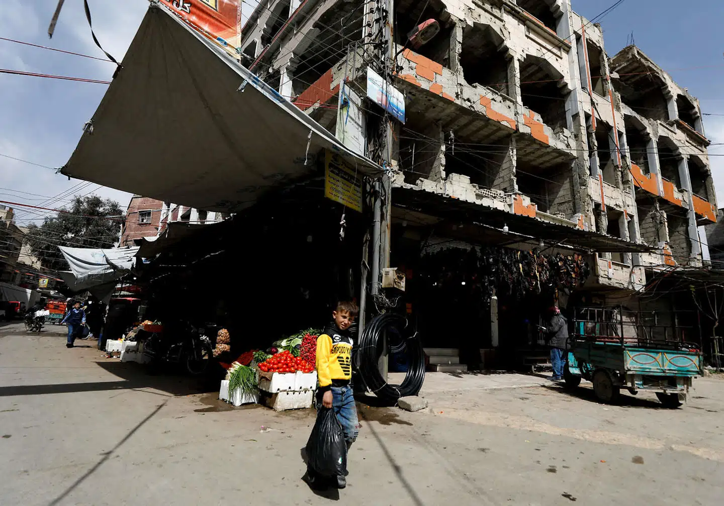 Organisationen Syrian Network for Human Rights kritiserer Danmark for inddrage nogle syreres opholdstilladelser. På fotoet ses en dreng i Douma – en østlig forstad til Damaskus – i marts 2021.