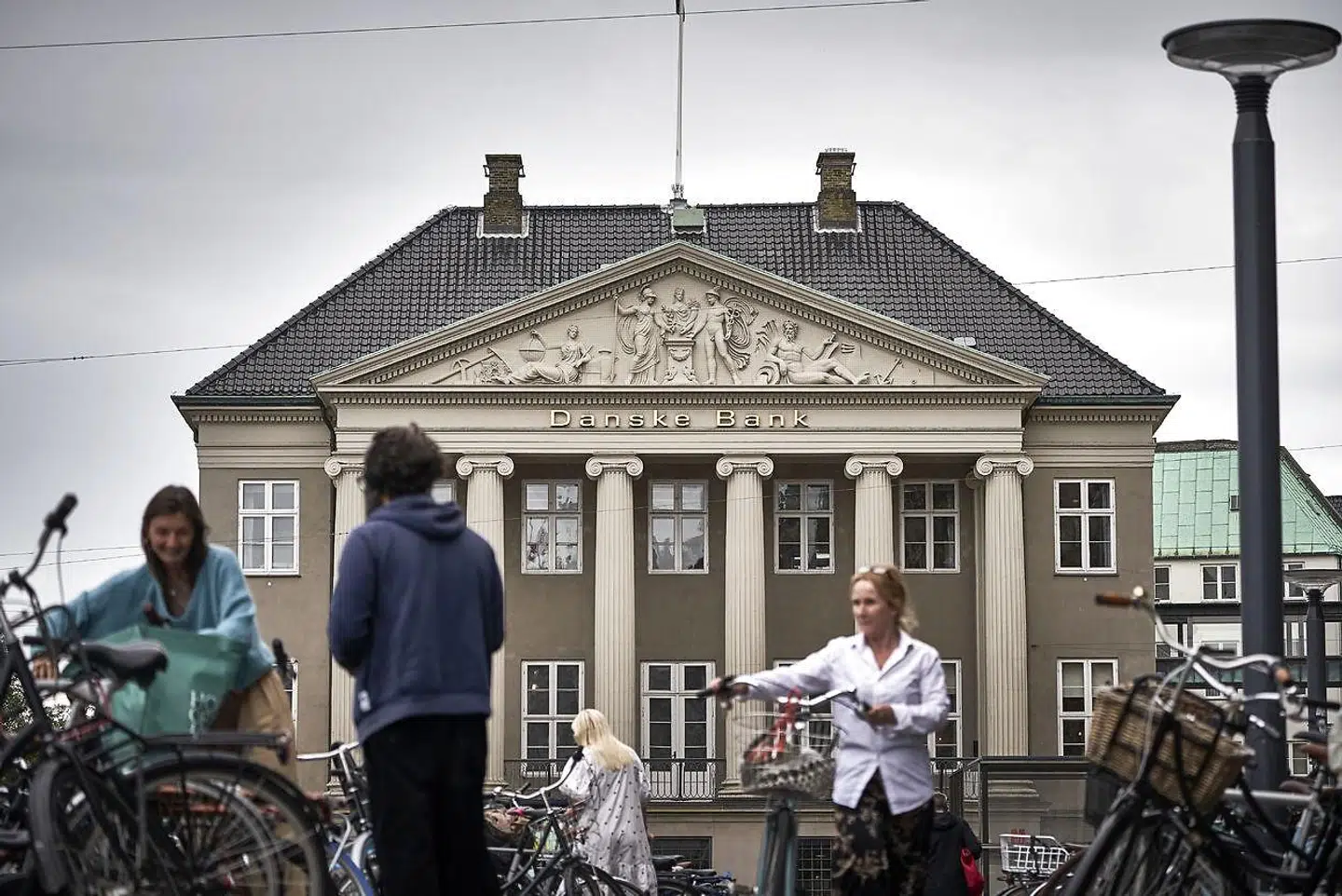 »Bankerne skal netop være i stand til at tjene penge i gode tider, så de har kapacitet til at være en del af løsningen, når kriserne kommer,« skriver kronikkens forfattere.