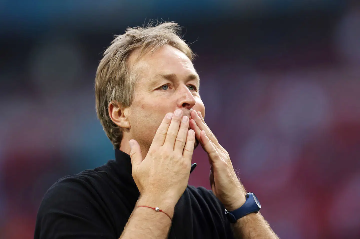 »Kvinderne viser jo netop, at de påskønner andre kvaliteter end de, som deciderede sexsymboler besidder,« siger pr-agent Elisa Lykke om dyrekelsen af Kasper Hjulmand. På billedet deler Hjulmand luftkys ud efter 4-0 sejren over Wales.