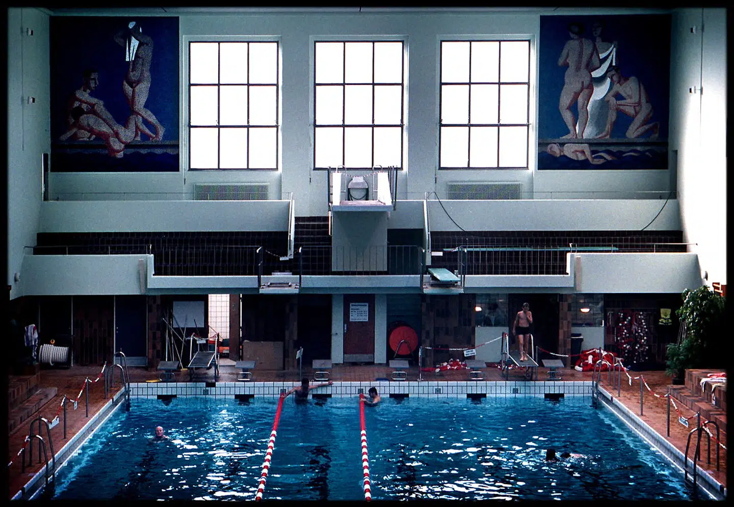 Frederiksberg Svømmehal renoveres blandt andet på grund af nye, skærpede miljøkrav fra Miljøministeriet. Derudover er bygningen nedslidt og trænger til en renovering ifølge Frederiksberg Kommune. Nu lyder det fra kommunen, at bassinerne først åbner i foråret 2022.