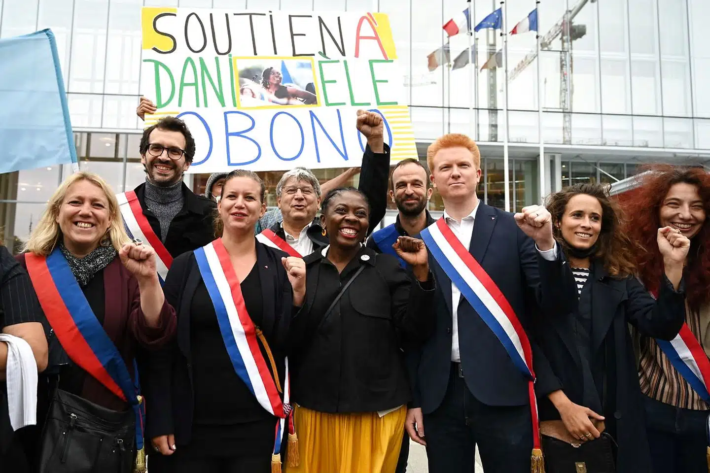 En række fremtrædende medlemmer af venstrepartiet La France insoumise var mødt frem i retten for at støtte Danièle Obono.