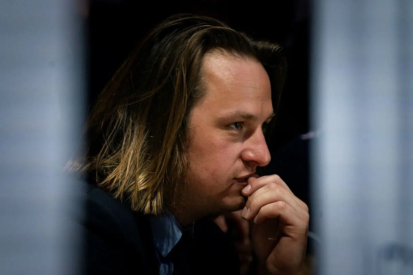 Geoffroy Lejeune, der er chefredaktør for Valeurs actuelles, fastholder, at den sommernovelle, magasinet sidste år bragte med Danièle Obono som hovedperson, ikke er racistisk. Men han erkender også, at han ville være gået anderledes til værks i dag.