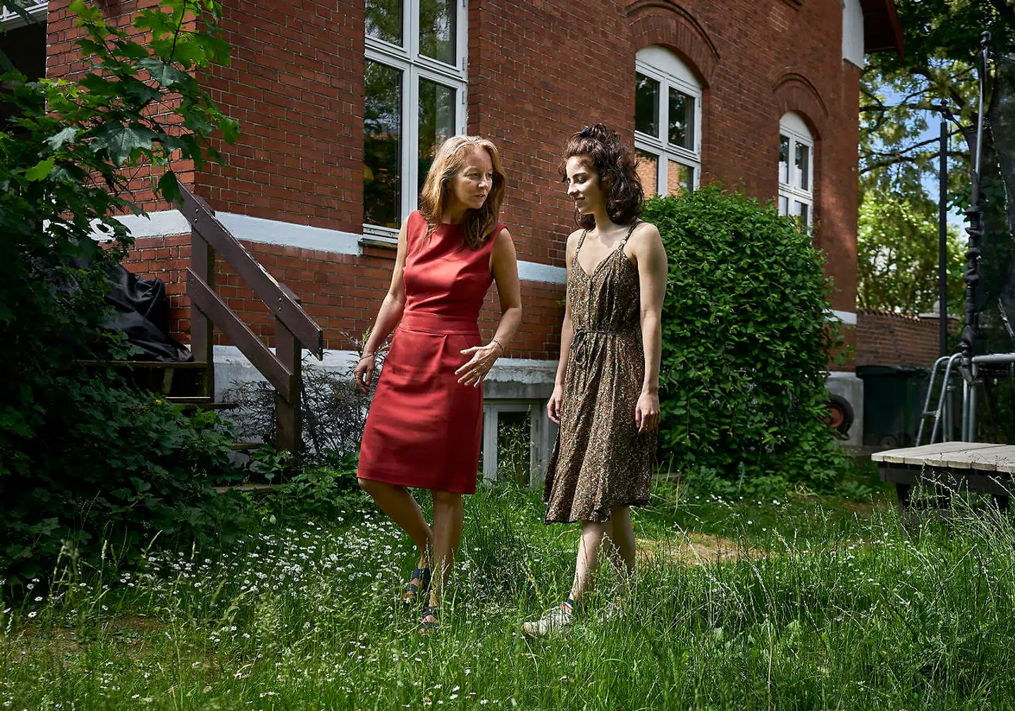 »Det er meget nemmere at blive vred og gå op imod sine forældre, hvis man ikke forstår dem og ikke kender dem. Men hvis man snakker om alt og forstår hinanden i alt, så er det fandeme svært at gøre oprør,« siger Noemi Katznelson.