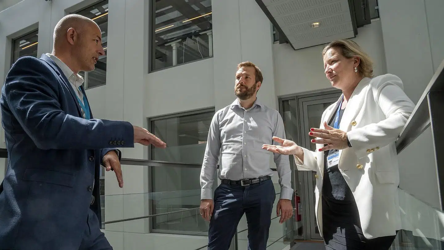 I virksomheden Experian, som driver blandt andet RKI, forsøger man at adressere medarbejdernes forskelligartede arbejdskrav postcorona. Fra venstre ses direktør Bo Rasmussen, seniordataanalytiker Peter Wolff von Bülow og marketingchef Rie Lindgren.