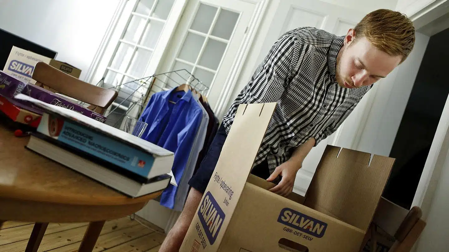 Inden længe får tusindvis af unge tilbudt en plads på en af landets videregående uddannelser, og det betyder også, at mange unge skal til at pakke flyttekasserne og flytte hjemmefra. Det kan være svært som forælder at give slip på børnene, når de flyver fra reden, og derfor giver Center for Ungdomsforskning ved Aalborg Universitet en række gode råd til, hvordan man tackler det.